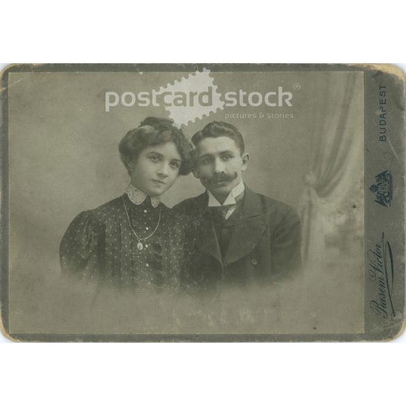 1900-as évek eleje. Fiatal pár műtermi fotója, készült Rasem Viktor fényképészeti műteremében. Budapest. Régi fotó / Kabinetfotó / keményhátú fotó. (2792396)