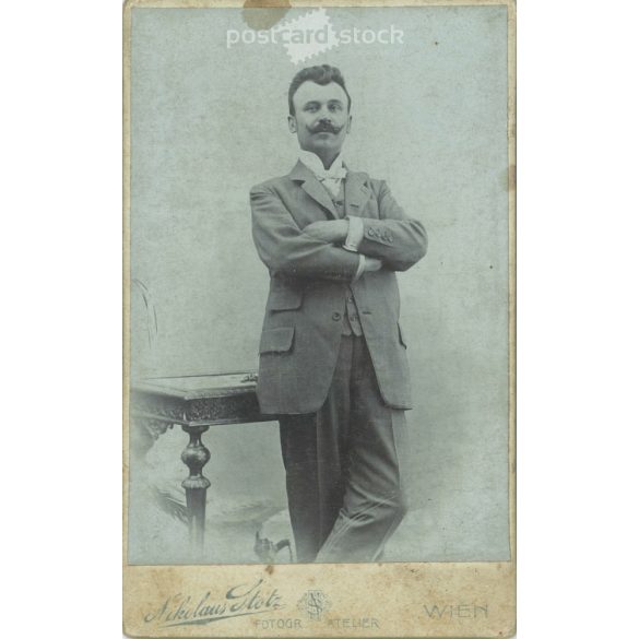 1905 – Középkorú, elegáns férfi egészalakos műtermi fotója, készült a Nikolaus Stotz fényképészeti műteremben. Bécs. Régi fotó / Vizitkártya / CDV fotó.(2792397)