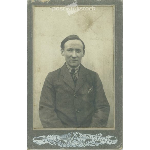 1910-es évek eleje. Fiatal, középosztálybeli férfi, félalakos műtermi fotója. Régi fotó / Vizitkártya / CDV fotó.(2792399)