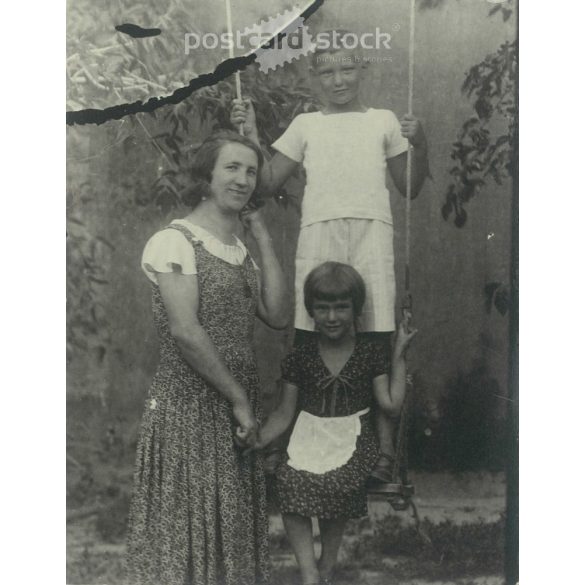 1932 – Fotó a kerti hintával. Fekete-fehér eredeti papírkép, régi fotó. (2792401)