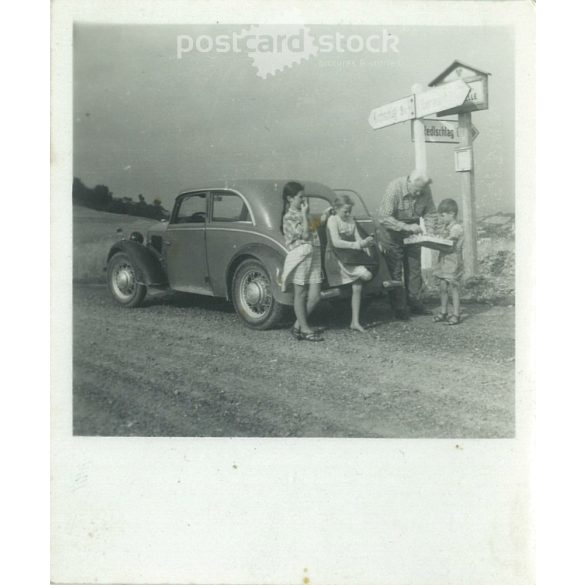 1930-as évek. Gombaszedés eredménye. Fekete-fehér eredeti papírkép, régi fotó. (2792402)