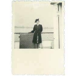   1930-as évek. Fiatal nő kalapban egy hajón. Fekete-fehér eredeti papírkép, régi fotó. (2792403)