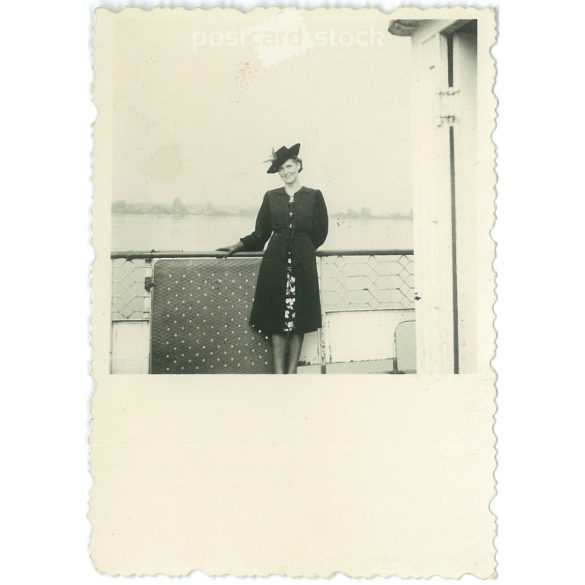 1930-as évek. Fiatal nő kalapban egy hajón. Fekete-fehér eredeti papírkép, régi fotó. (2792403)