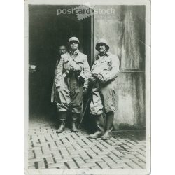   1930-as évek. Feltehetően vegyvédelmis katonák. Fekete-fehér eredeti papírkép, régi fotó. (2792404)