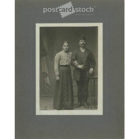 1900-as évek eleje. Vasutas házaspár. Fekete-fehér eredeti kasírozott papírkép, régi fotó. A képet Kulcsár Gizella készítette, Vácon. (2792409)