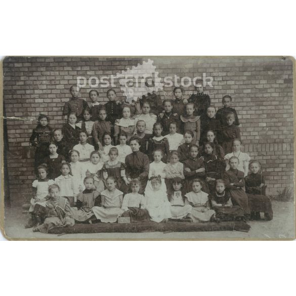 1910-es évek. Osztálykép egy leányosztályról. Fekete-fehér eredeti kasírozott papírkép, régi fotó. A kép készítője ismeretlen. (2792411)