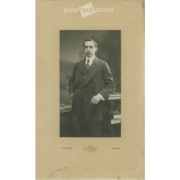 1905 – Előkelő fiatalember, műtermi fotója. Szombathely. Fekete-fehér eredeti kasírozott papírkép, régi fotó. A képet Szilárd Tódor fényképészeti műterme készítette. (2792413)