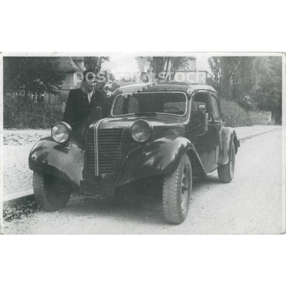 1930-as évek. Parkoló autó és sofőrje. Készítője ismeretlen. Fekete-fehér eredeti papírkép, régi fotó. (2792414)