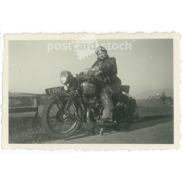 1951 – Németország. Útmenti fotó egy motoros hölgyről. Készítője ismeretlen. Fekete-fehér eredeti papírkép, régi fotó.  (2792418)