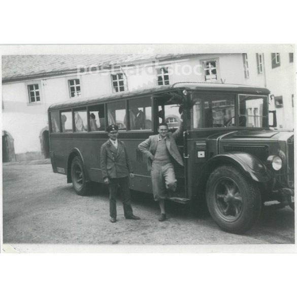 1940-es évek. Németországi autóbuszjárat. Készítője ismeretlen. Fekete-fehér eredeti papírkép, régi fotó. (2792419)