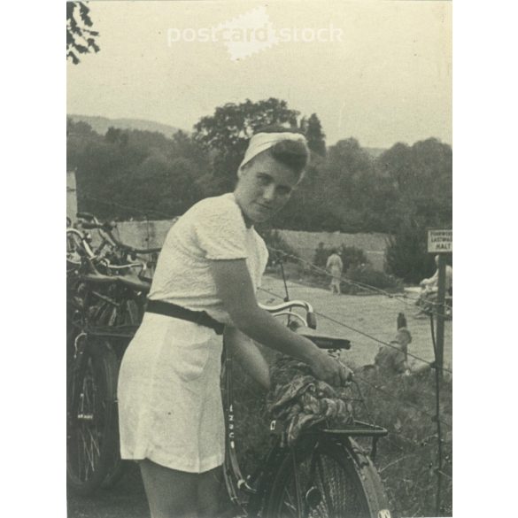 1950-es évek. Fiatal, sportos hölgy, kerékpárral. Készítője ismeretlen. Fekete-fehér eredeti papírkép, régi fotó. (2792420)