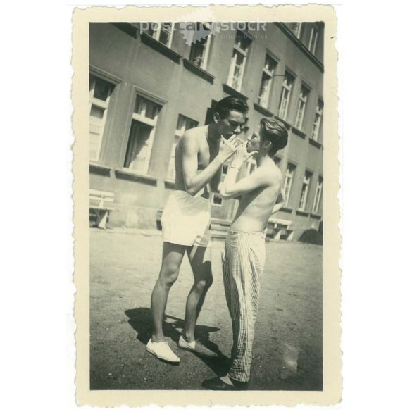 1950-es évek. Fiatal srácok tüzet adnak egymásnak. Készítője ismeretlen. Fekete-fehér eredeti papírkép, régi fotó. (2792421)