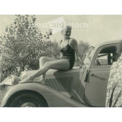   1953 – Németország. Bodensee. Csinos, fiatal nő ül az autón. Készítője ismeretlen. Fekete-fehér eredeti papírkép, régi fotó.  (2792425)