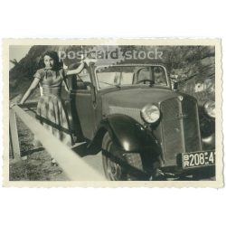   1950-es évek. Németország. Fiatal nő, autója mellett, a hegyekben. A kép készítője ismeretlen. Fekete-fehér eredeti papírkép, régi fotó. (2792426)