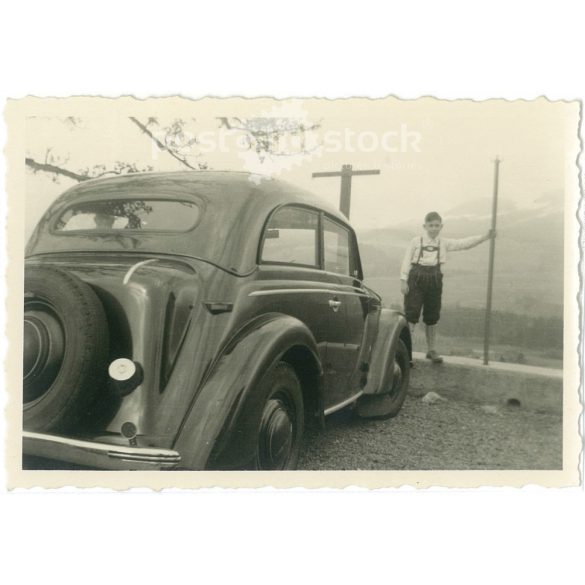 1950-es évek. Németország. Fiatal nő, autója mellett, a hegyekben. A kép készítője ismeretlen. Fekete-fehér eredeti papírkép, régi fotó. (2792426)
