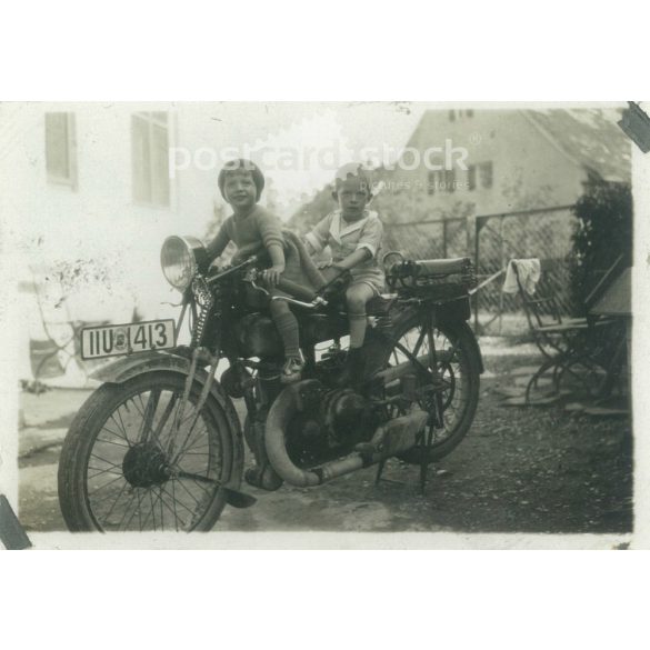 1950-es évek. Németország. Gyerekek egy álló motoron az udvarban. A kép készítője ismeretlen. Fekete-fehér eredeti papírkép, régi fotó. (2792428)