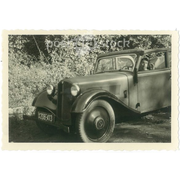 1950-es évek. Németország. Kisfiú az álló autóban. A kép készítője ismeretlen. Fekete-fehér eredeti papírkép, régi fotó. (2792429)
