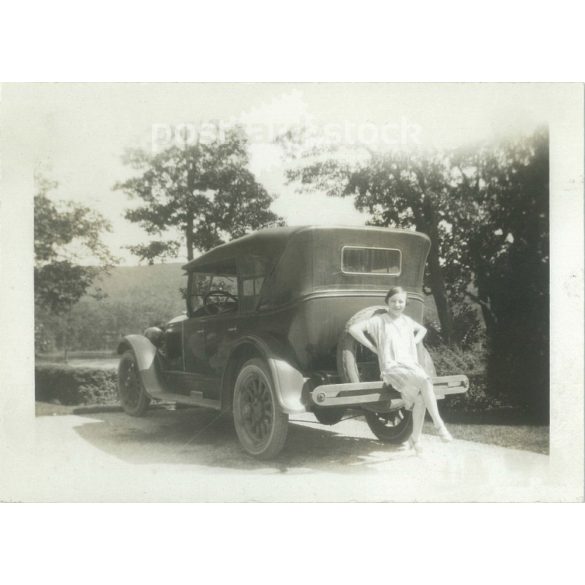 1930-as évek. Németország. Autós pihenőhely. Fiatal nő az autó lökhárítóján  ülve pózol. Készítője ismeretlen. Fekete-fehér eredeti papírkép, régi fotó. (2792430)