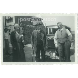   1950-es évek. Németország. Családi fotó, idős emberek az autó előtt állva. A kép készítője ismeretlen. Fekete-fehér eredeti papírkép, régi fotó. (2792431)