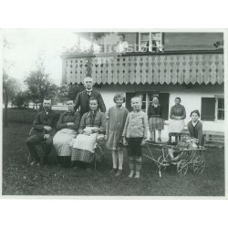   1938 – Németország. Oswald család. Családi fotó a ház előtt. Készítője ismeretlen. Fekete-fehér eredeti papírkép, régi fotó.  (2792432)