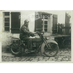   1930-as évek. Németország. Férfi motoron, indulás előtt. A kép készítője ismeretlen. Fekete-fehér eredeti papírkép, régi fotó. (2792433)