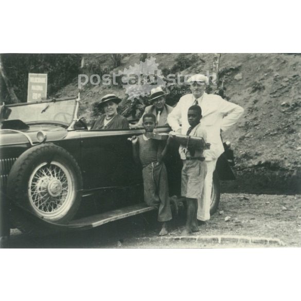 1930-as évek. Feltehetően valemelyik angol gyarmati területen. A kép egy autós pihenőben készült. Készítője ismeretlen. Fekete-fehér eredeti papírkép, régi fotó. (2792436)