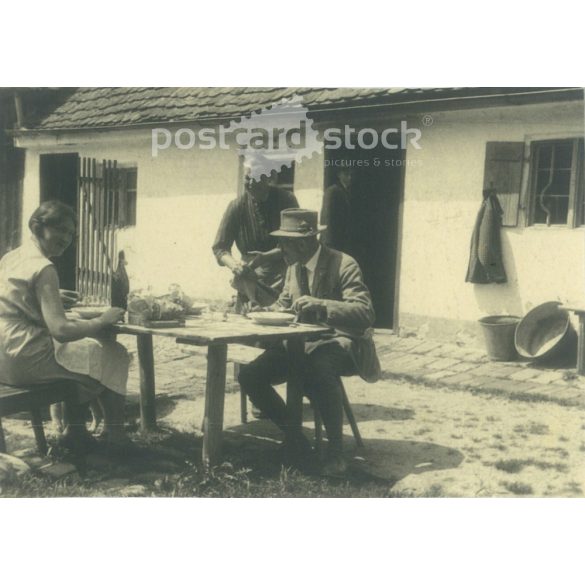 1931 – Németország. Családi ebéd a ház előtt. Vendégségben a vidéki szülőknél. Készítője ismeretlen. Fekete-fehér eredeti papírkép, régi fotó.  (2792437)