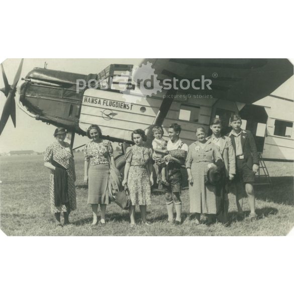 1930-as évek eleje. Családi repűlőúton, megérkezéskor. Eredeti papírkép, régi képeslap, fotólap. (2792441)