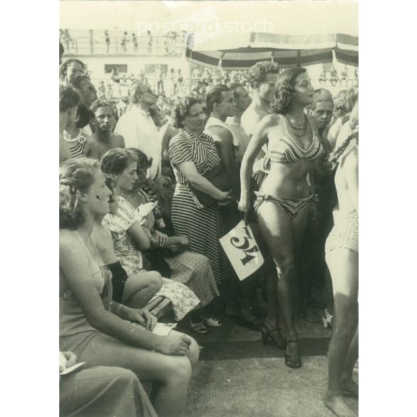 1950-es évek. Németrország. Szépségverseny, középen a 34-es versenyzővel. A kép készítője ismeretlen. Fekete-fehér eredeti papírkép, régi fotó. (2792445)