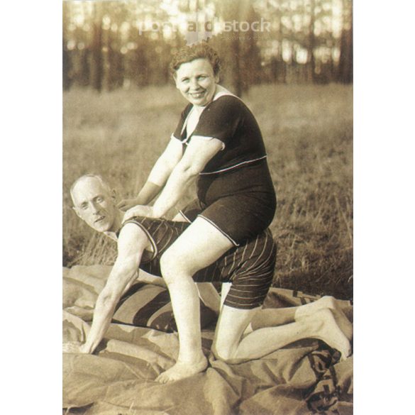 1950-es évek. Németország. Középkorú, vidám pár, pihenés közben. Gutsch Verlag kiadása, Berlin. Vágott képeslap. Szépia hatású, régi fotó utáni reprint. (2792448)