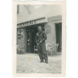   1964 – Fiatal férfi egy kávéház előtt. FOKI Foto fényképészeti műterem készítette. Fekete-fehér eredeti papírkép, régi fotó. (2792453)