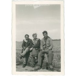   1964 – Fiatal férfiak (fiúk) tóparti kiránduláson. Fekete-fehér eredeti papírkép, régi fotó. (2792454)