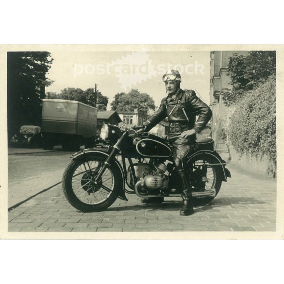 1960-as évek. Németország. Feltehetően motoros rendőr, egy BMW motorkerékpáron. Fekete-fehér eredeti papírkép, régi fotó.  (2792456)