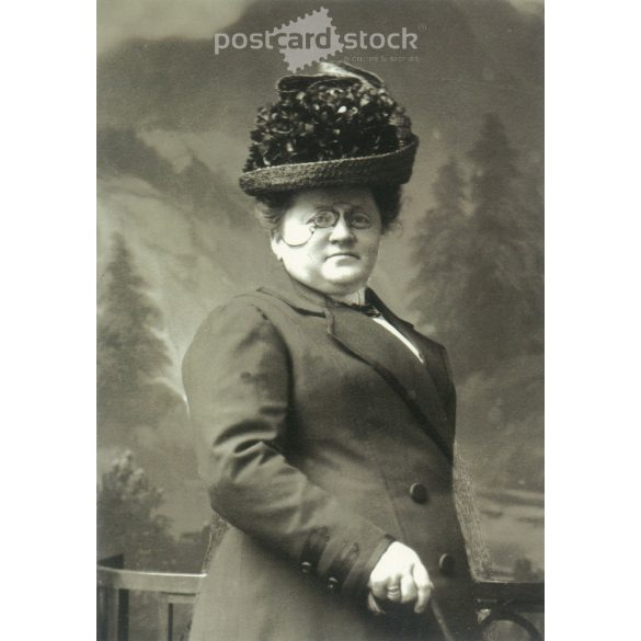 1960-as évek. Németország. Elegáns hölgy kalapban, zwickerrel. Vágott képeslap. Fekete-fehér, régi fotó utáni reprint. (2792458)