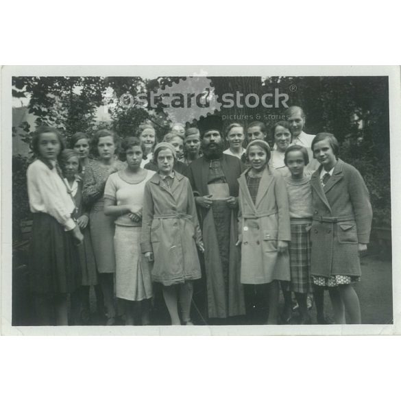 1932. Németország. Fiatal lányok pappal. Fekete-fehér eredeti papírkép, régi fotó.  (2792463)