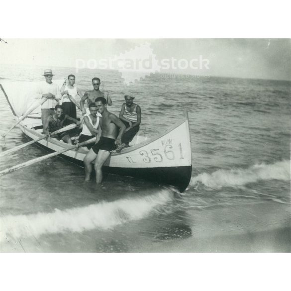 1932. Németország. Fiatal férfiak csónakkal a tengeren. A képet a Foto Regal műterem készítette. Fekete-fehér eredeti papírkép, régi fotó.  (2792465)