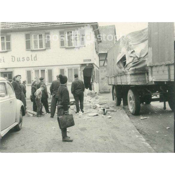 1960-as évek. Németország. Háznak ütköző teherautó. A képet a Remons műterem készítette. Fekete-fehér eredeti papírkép, régi fotó.  (2792466)