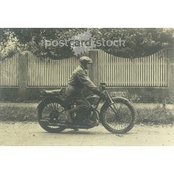   1920-as évek. Németország. Motoros férfi az utcán. Fekete-fehér eredeti papírkép, régi fotó. (2792470)
