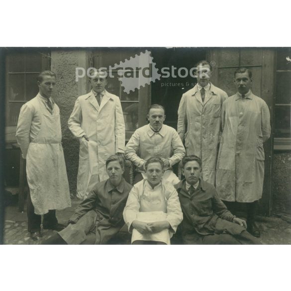1930-as évek. Németország. Egy cég alkalmazottai munkaruhában, csoprtkép az udvarban. Eredeti papírkép, régi képeslap, fotólap. (2792471)