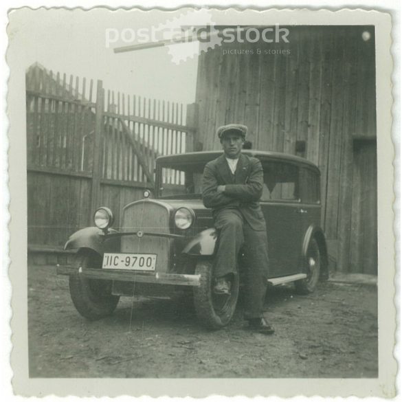 1920-as évek. Németország. Fiatalember az autón ülve, a fészer előtt. Fekete-fehér eredeti papírkép, régi fotó. (2792474)