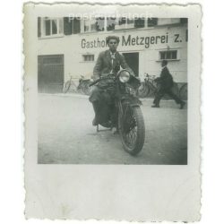   1920-as évek. Németország. Fiatalember álló motoron. A kép készítője Müller sche apotheke. Fekete-fehér eredeti papírkép, régi fotó. (2792475)