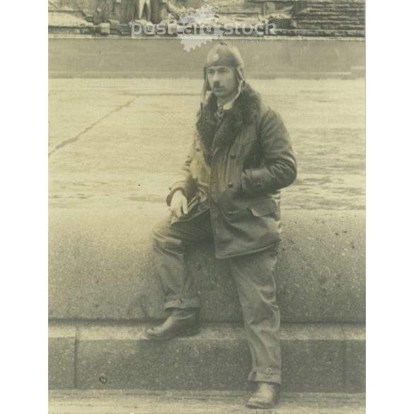 1936. Németország. Fiatal férfi egészalakos fotója, repülős sapkában. Fekete-fehér eredeti papírkép, régi fotó. (2792478)