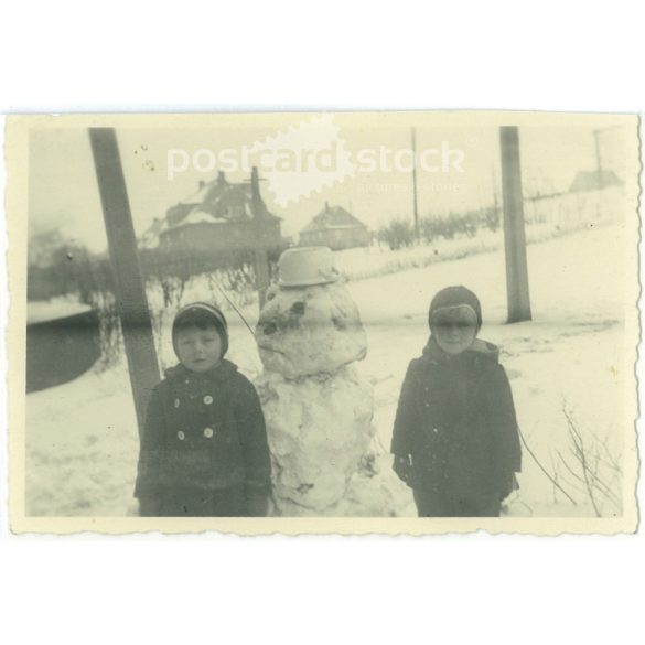 1960-as évek. Németország. Gyerekek hóemberrel. Fekete-fehér eredeti papírkép, régi fotó.  (2792479)