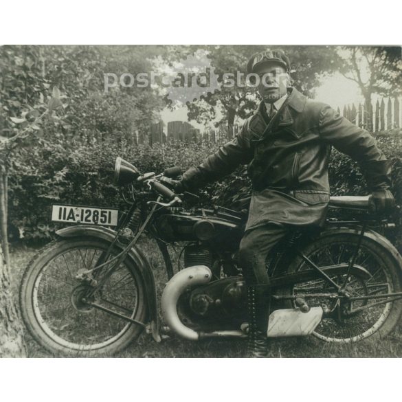 1930-as évek. Németország. Vidéki motoros bőrruhában. Fekete-fehér eredeti papírkép, régi fotó.  (2792485)