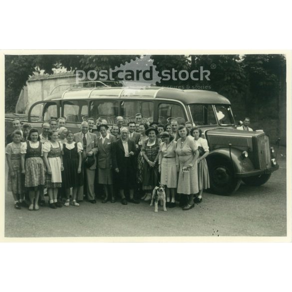 1951. Németország. Autóbusz kiránduláson. Fekete-fehér eredeti papírkép, régi fotó. (2792486)