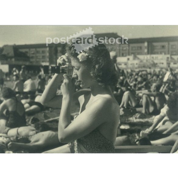 1950-es évek. Németország. Fiatal nő, fotózás a strandon. Fekete-fehér eredeti papírkép, régi fotó.  (2792488)