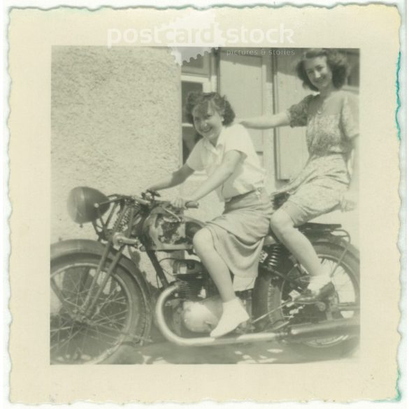 1950. Németország. Fiatal hölgyek egy álló motorkerékpáron. A kép készítője Foto-Uschold. Fekete-fehér eredeti papírkép, régi fotó.  (2792489)