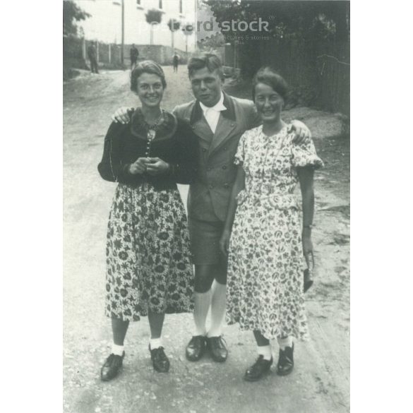 1950-es évek. Németország. Fiatalember, hölgyek társaságában. A kép készítője Foto-Seitz. Fekete-fehér eredeti papírkép, régi fotó.  (2792491)