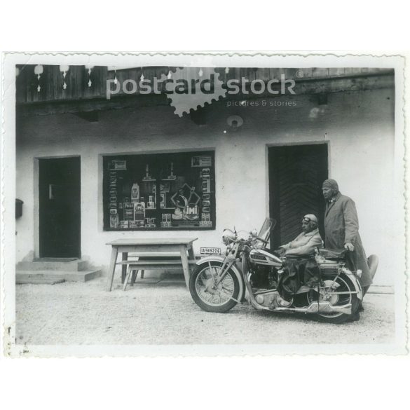 1933. Németország. Motorosok, pihenés közben. Fekete-fehér eredeti papírkép, régi fotó. (2792495)