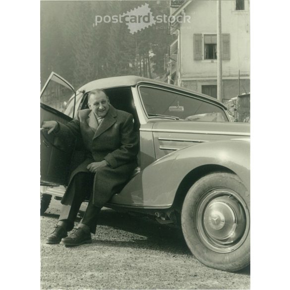 1950-es évek. Németország. Mercedes sportkupéval. A kép készítője és a rajta szereplő személye ismeretlen. Fekete-fehér eredeti papírkép, régi fotó.  (2792496)